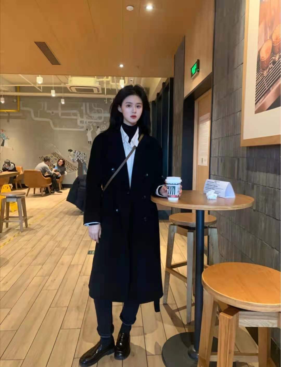 
玄色大衣怎么搭配裤子和鞋子悦目_ky棋牌(图3)