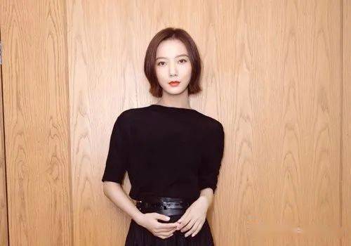 
2020年流量女明星短发造型 随着女星梳短发简朴直接做女神！：ky开元(图3)