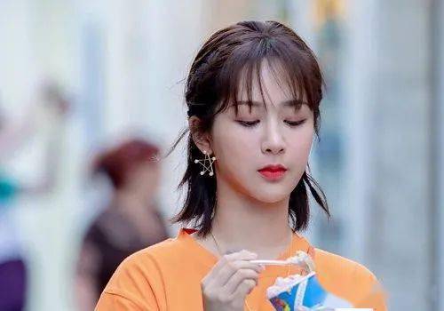 
2020年流量女明星短发造型 随着女星梳短发简朴直接做女神！：ky开元(图4)