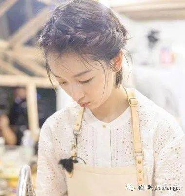 
2020年流量女明星短发造型 随着女星梳短发简朴直接做女神！：ky开元(图16)