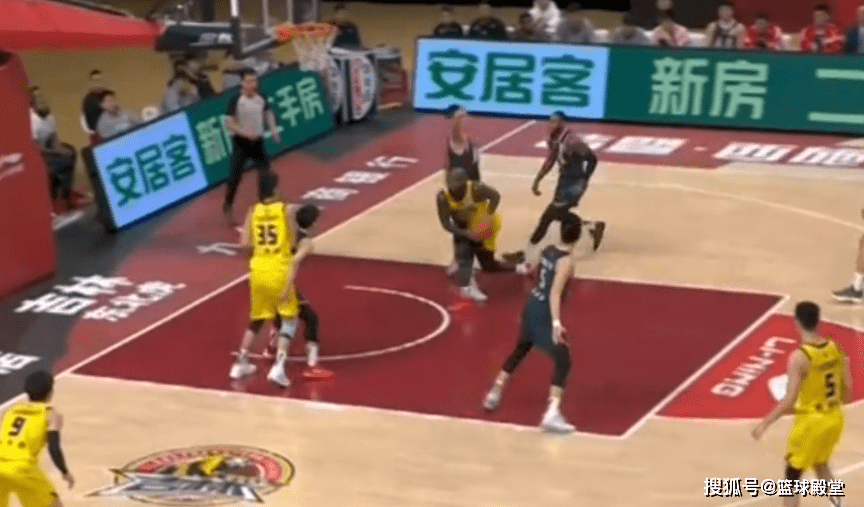 “ky棋牌”
周鹏站着不动被撞 裁判：违体！王薪凯垫脚 普通犯规！解说懵了(图2)