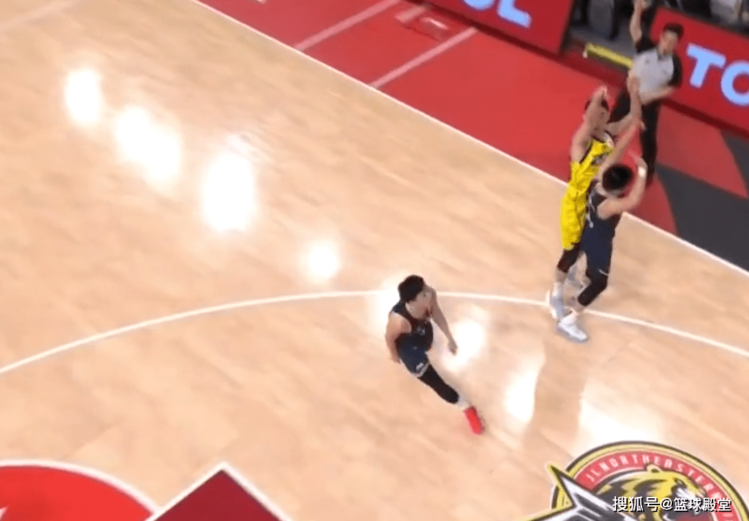 “ky棋牌”
周鹏站着不动被撞 裁判：违体！王薪凯垫脚 普通犯规！解说懵了(图7)